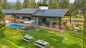 A heated pool - Inspired Compound | 8K Sq Ft / Heated Pool & Spa + 1PM Check-In/Out (Cle Elum)