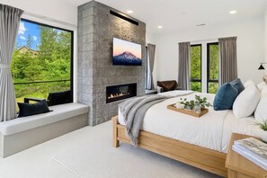 9 chambres, bureau, fer et planche à repasser, lit parapluie