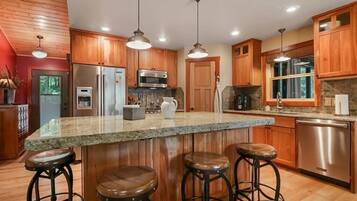 Kylskåp, mikrovågsugn, ugn och spishäll