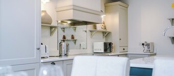 Modern 3 Bed House with Free Parking