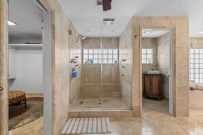 Douche, séchoir à cheveux, serviettes fournies