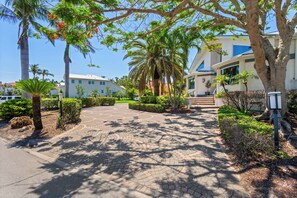 Property grounds - Upscale Canal Home – Private Pool & Boat Dock: Hideaway Bay in LBK by RVA (Longboat Key)