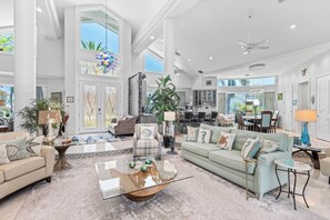 Smart-TV, peis, bordtennis og bøker