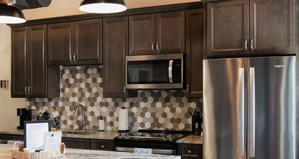 Cozy Downtown Gem ~ Sleeps 10