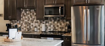 Cozy Downtown Gem ~ Sleeps 10