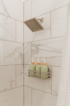 Een haardroger, handdoeken, zeep, toiletpapier