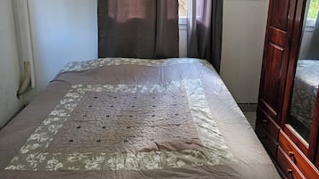 2 bedrooms, iron/ironing board, bed sheets