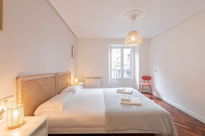 3 habitaciones, tabla de planchar con plancha, wifi y ropa de cama 