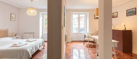 3 habitaciones, tabla de planchar con plancha, wifi y ropa de cama