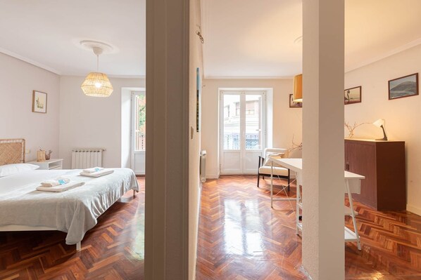 3 habitaciones, tabla de planchar con plancha, wifi y ropa de cama 