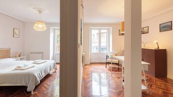 3 chambres, fer et planche à repasser, Wi-Fi, draps fournis