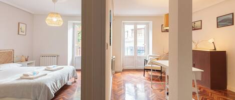 3 chambres, fer et planche à repasser, Wi-Fi, draps fournis