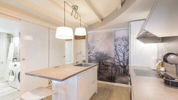 Een koelkast, een magnetron, een oven, een kookplaat