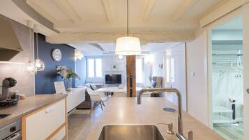 Kylskåp, mikrovågsugn, ugn och spishäll