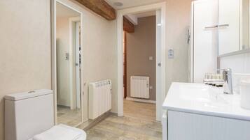 Een douche, een haardroger, handdoeken