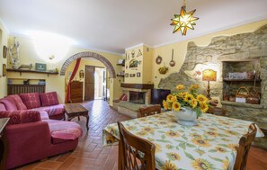 Älytelevisio, takka, pöytäjalkapallopöytä, pöytätennispöytä