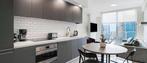 Frigorífico, horno, placa de cocina y lavavajillas