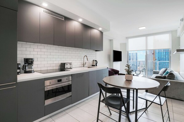 Coffee/tea maker, fridge, oven, stovetop