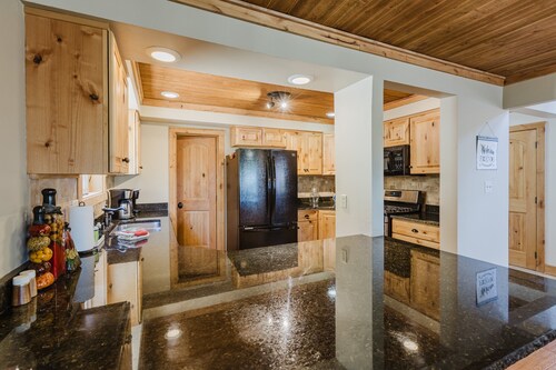 Perfect for Families! Ping Pong, Shuffle Board, Horseshoes, Pet-Friendly