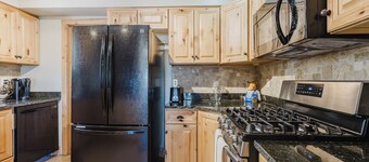 Perfect for Families! Ping Pong, Shuffle Board, Horseshoes, Pet-Friendly