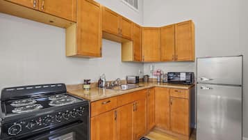 Kühlschrank, Mikrowelle, Wasserkocher mit Kaffee-/Teezubehör, Toaster