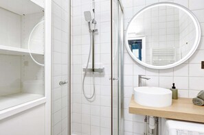 Douche, sèche-cheveux, serviettes fournies