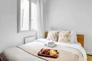 1 chambre, bureau, fer et planche à repasser, lit parapluie