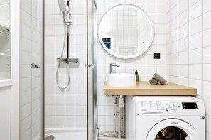 Douche, sèche-cheveux, serviettes fournies
