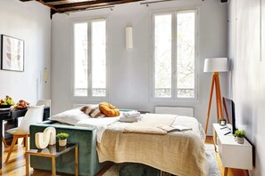 1 chambre, bureau, fer et planche à repasser, lit parapluie