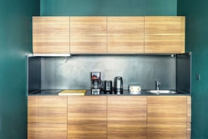 Réfrigérateur, micro-ondes, plaque de cuisson, cafetière/bouilloire