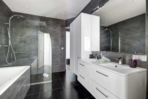 Shower, hair dryer, towels - Spacious 3BR - Champs-Elysees Views (Paris)