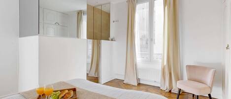 3 chambres, bureau, fer et planche à repasser, lit parapluie