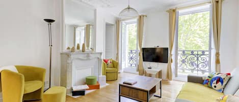 Een smart-tv en een kantoor