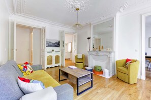 Smart TV, offices - Spacious 3BR - Champs-Elysees Views (Paris)