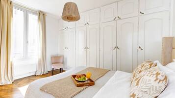 3 habitaciones, escritorio y tabla de planchar con plancha