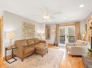 Televisie, een open haard en boeken