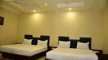 Camera quadrupla | Una scrivania, postazione laptop, Wi-Fi gratuito