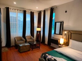 Escritorio, wifi gratis, ropa de cama