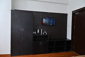 Escritorio, wifi gratis, ropa de cama