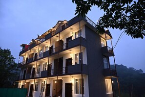 Vista frontal de la propiedad