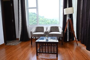 Escritorio, wifi gratis, ropa de cama