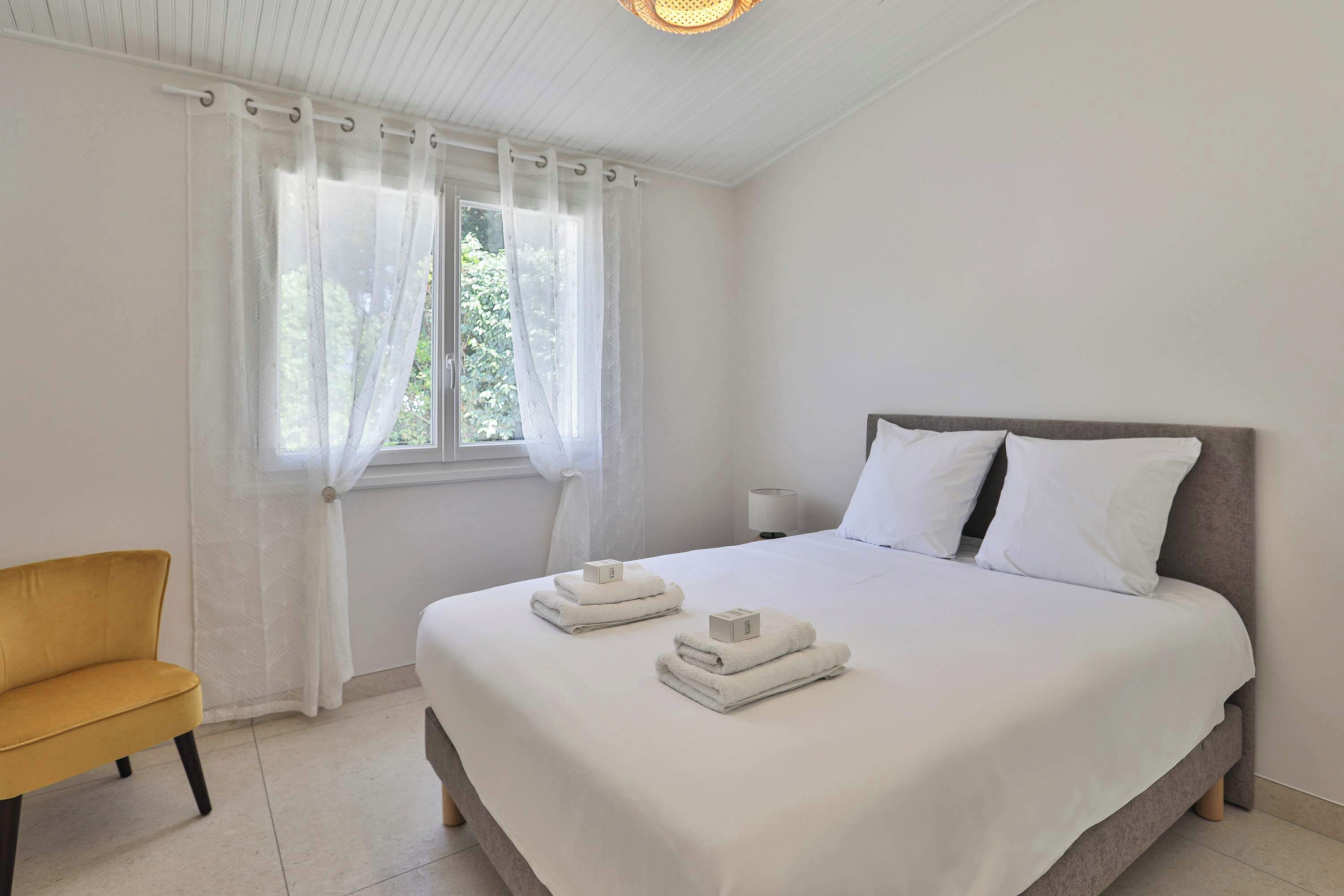 3 slaapkamers, een strijkplank/strijkijzer, reisbedje, wifi