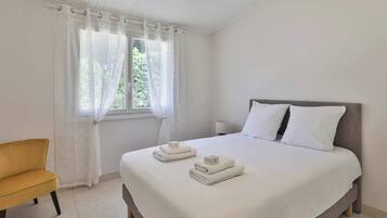 3 slaapkamers, een strijkplank/strijkijzer, reisbedje, wifi