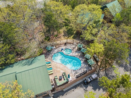 Pet-Friendly Branson Stay | Cabin w/ Deck & Pools