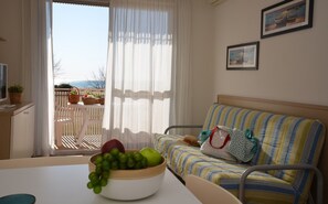 TV - Sunny beachfront home (Bibione)