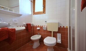Douche, serviettes fournies