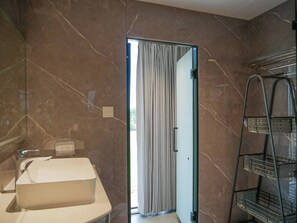 Shower, hair dryer, towels