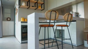 Fridge, microwave, stovetop, coffee/tea maker - Rustic Ranch and the Vessels of tomorrow (Satin)