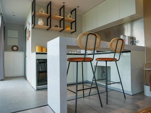 Réfrigérateur, micro-ondes, plaque de cuisson, cafetière/bouilloire