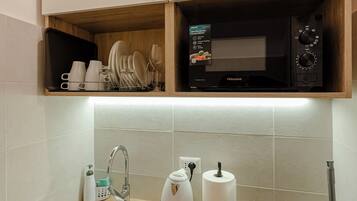 Een magnetron, een kookplaat